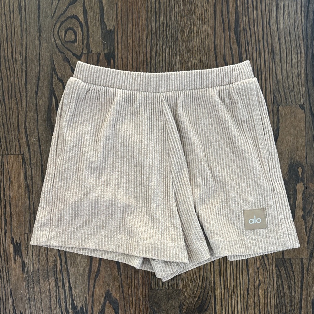 ALO Yoga Women's Tan muse Shorts